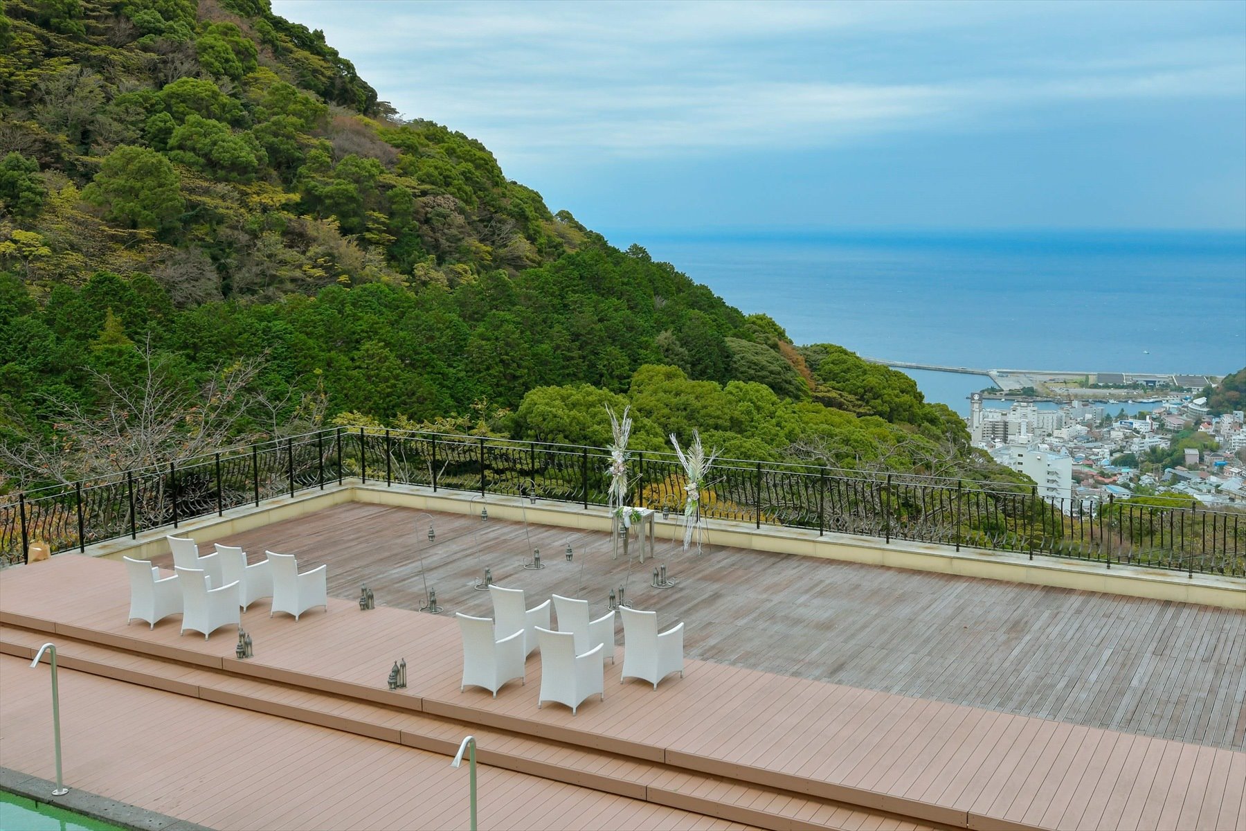 静岡県熱海結婚式場全景　アウトドアウェディング　会場装飾